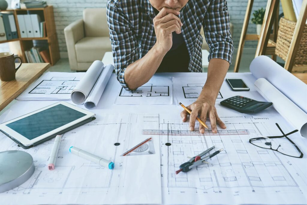 Arquitecto revisando planos en un estudio de arquitectura.