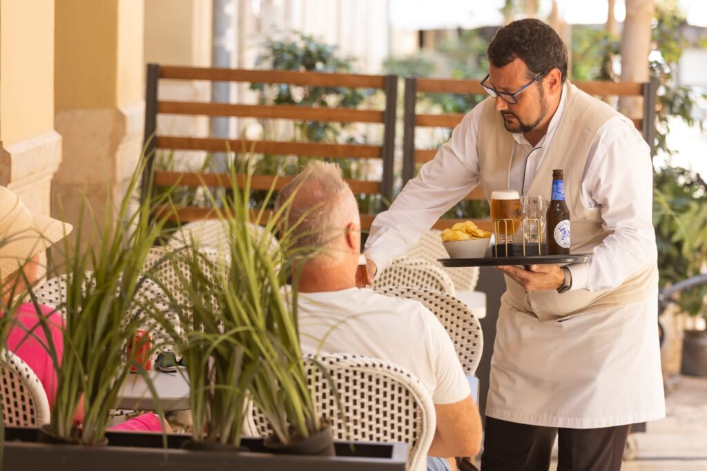 Camarero trabajando en un restaurante de España.
