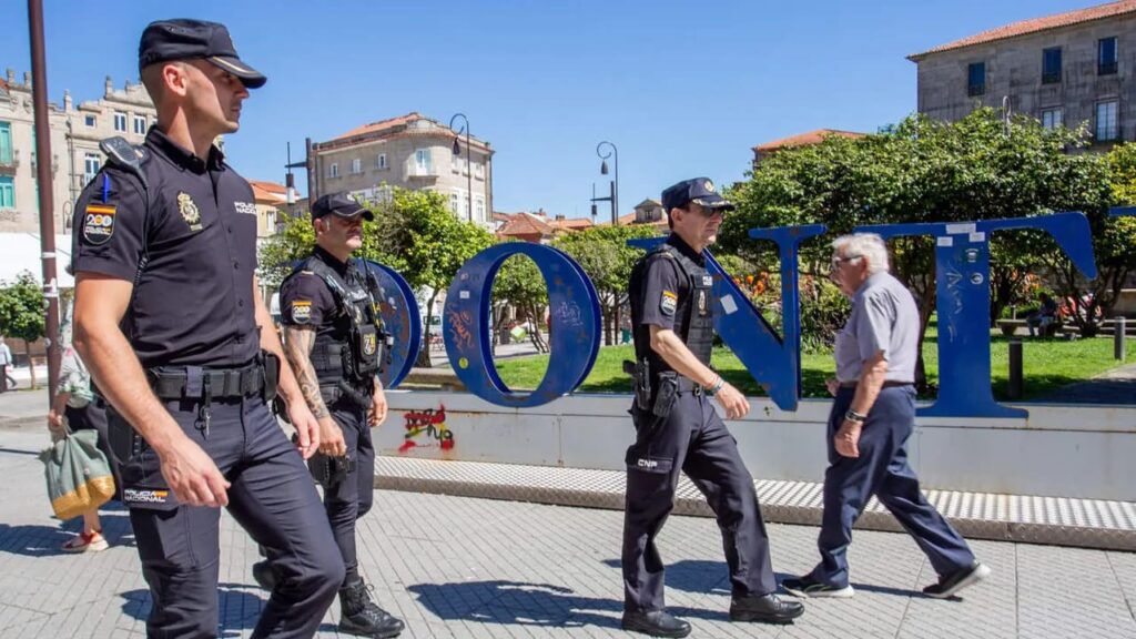 Agentes de la Policía Nacional patrullando durante labores de seguridad ciudadana en España.