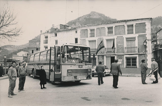 Autobús de retorno de emigrantes españoles durante el regreso a España tras años de trabajo en el extranjero.