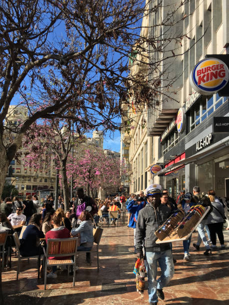 Personas de diferentes orígenes conviviendo en una ciudad española, reflejando la diversidad de la sociedad actual.