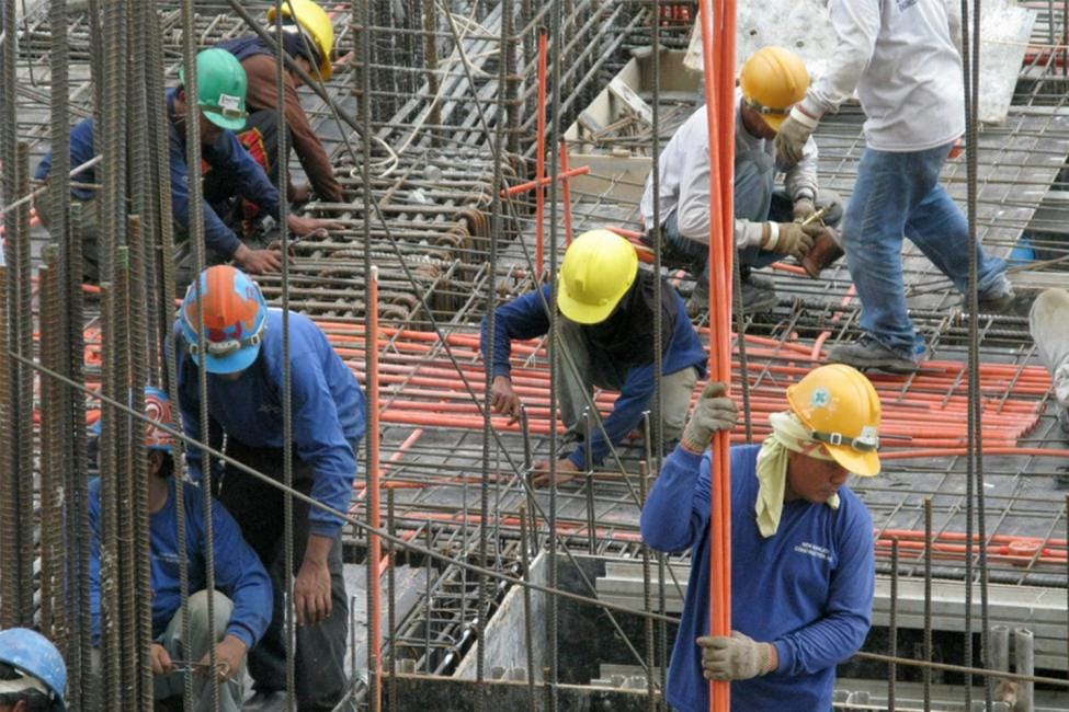Trabajadores de la construcción en una obra en España.