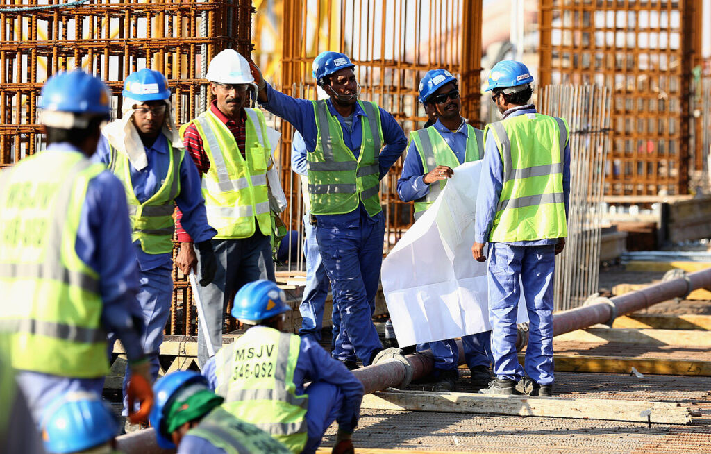 Trabajadores extranjeros desempeñando labores en una obra de construcción en España.